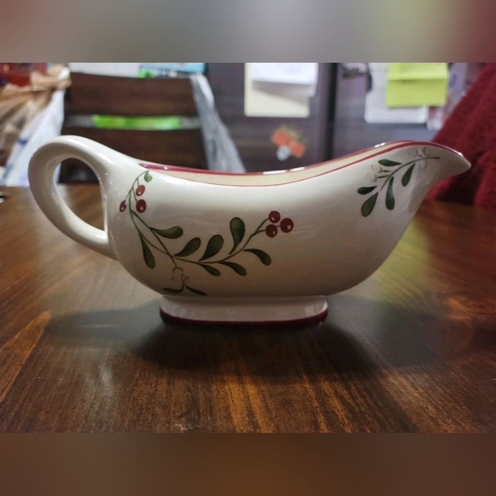 Better Homes and Gardens MISTLETOE Heritage Collection Gravy Boat Collectible